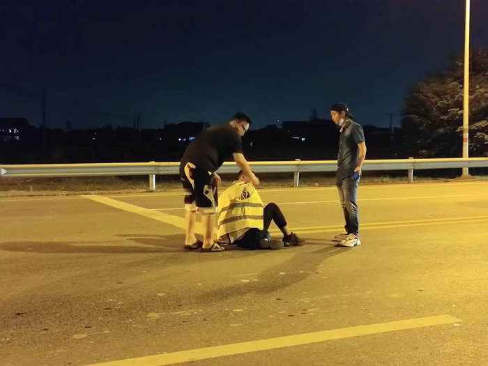 路遇车祸 95后男护出手施救_0002.jpeg