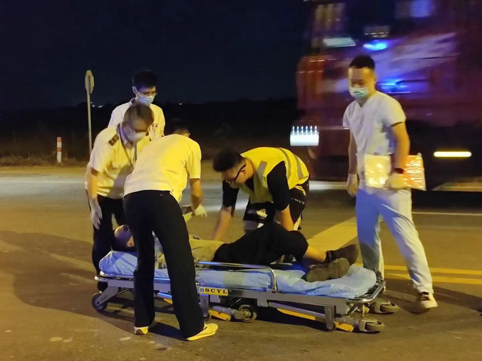 路遇车祸 95后男护出手施救_0001.jpeg