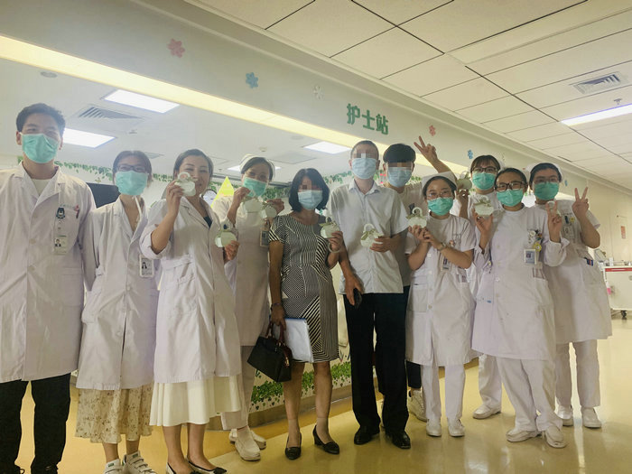 “感谢你们让我赶上了儿子的婚礼”市民为医护人员送上喜糖_1.jpg