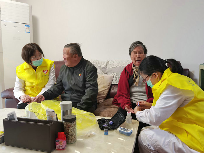 我院“护胃队”志愿服务联合第一党支部开展送“医”上门服务.jpg