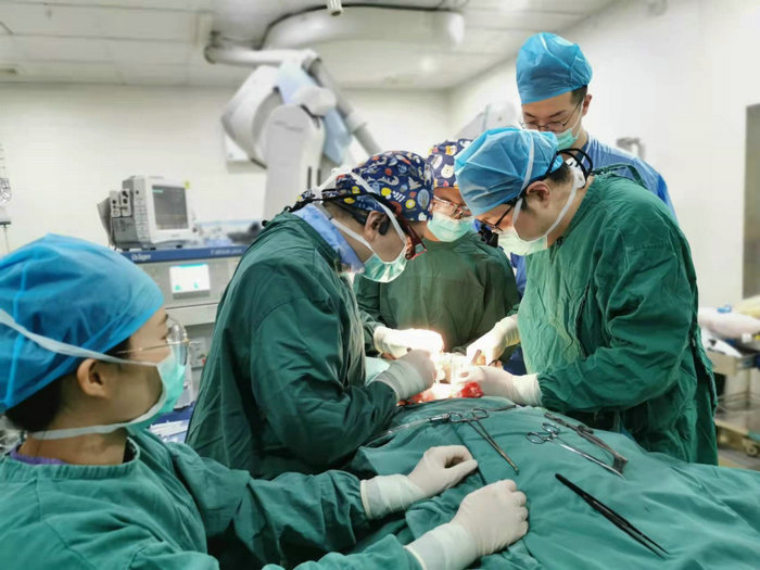 中年男子消化道反复出血 介入术后转危为安.jpg