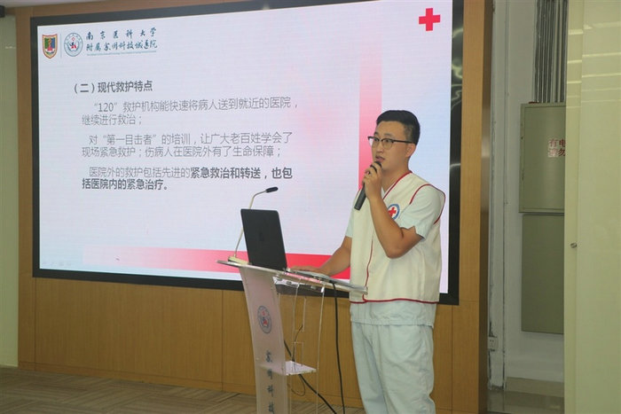 姑苏晚报：作为一名急症科男护士，李成辉将医者仁心视为天职 他每天冲刺在救死扶伤的道路上.jpg
