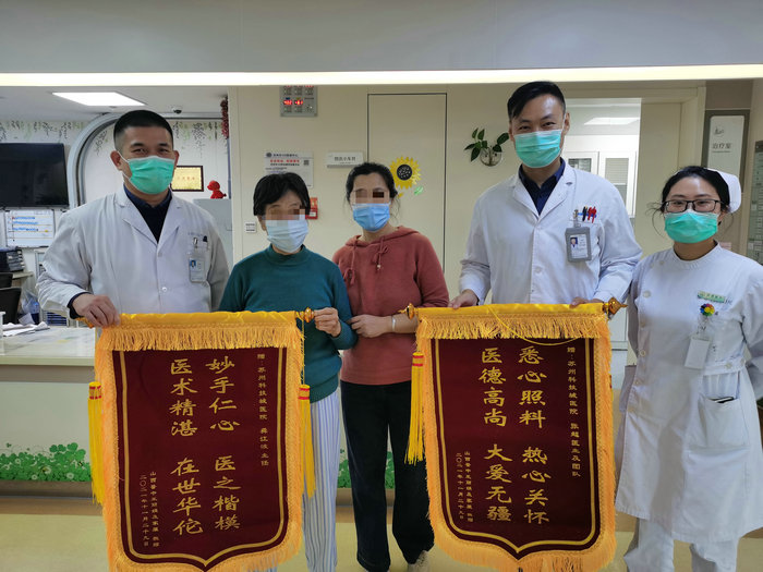 老太时隔两年送锦旗 感恩医者仁心.jpg