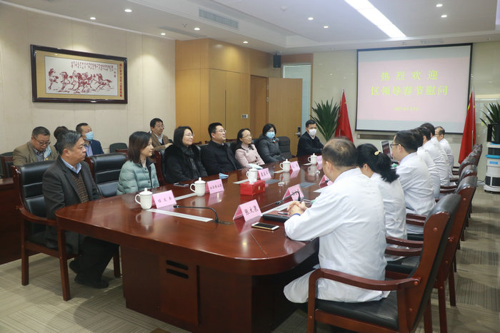 毛伟区长一行来院走访慰问 (2).jpeg