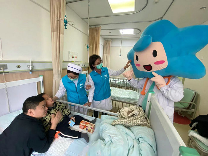 让患儿过上快乐新年，儿科连续五年开展新春送礼活动 (2).jpeg