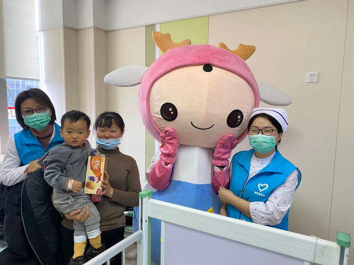 让患儿过上快乐新年，儿科连续五年开展新春送礼活动 (3).jpeg
