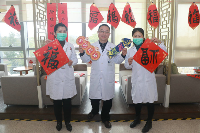  写春联赠福字，我院启动“留苏过年七天乐”系列活动 (2).jpeg