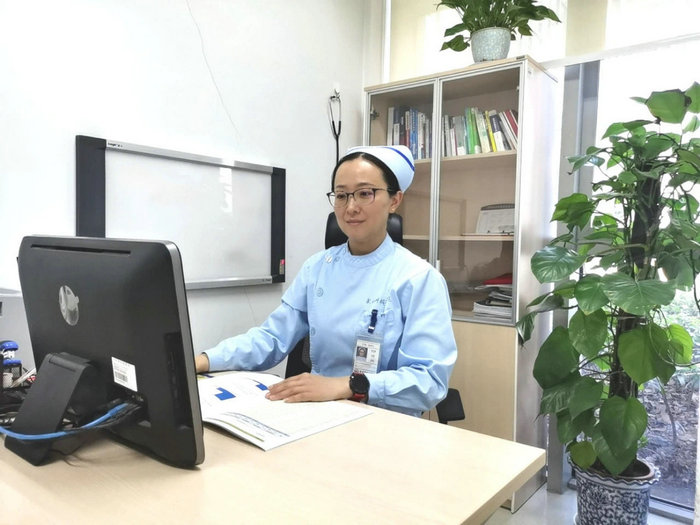巾帼健康行｜谢文静：扎根急诊一线的南丁格尔 (1).jpg