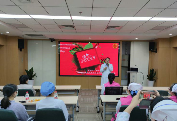 我院开展庆“三八”公益科普讲座.JPG