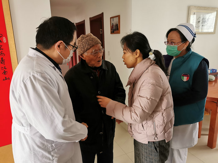 我第一党支部开展“在职党员进社区”活动之送医上门服务 (1).jpg