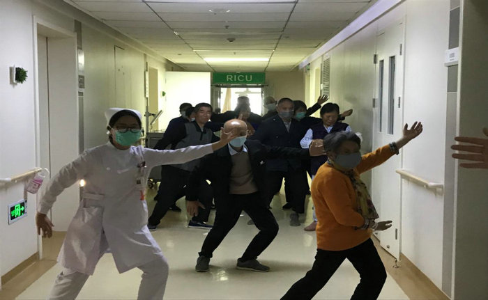 病房里打太极 我院呼吸科开展呼吸康复运动.jpg