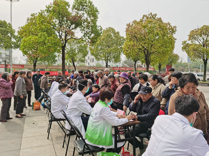 “党建引领”我院健康义诊走进太湖度假区舟山花园社区2.jpg