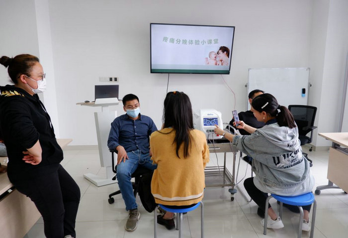 男同胞体验“生孩子”——区社会事业局组织开展分娩体验活动.JPG