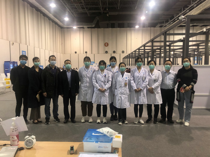 苏州卫生职业技术学院领导赴方舱接种点慰问志愿实习同学.jpg