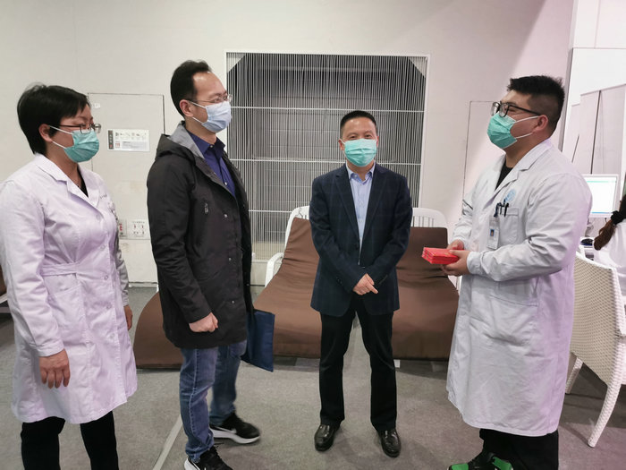 苏州卫生职业技术学院领导赴方舱接种点慰问志愿实习同学2.jpg