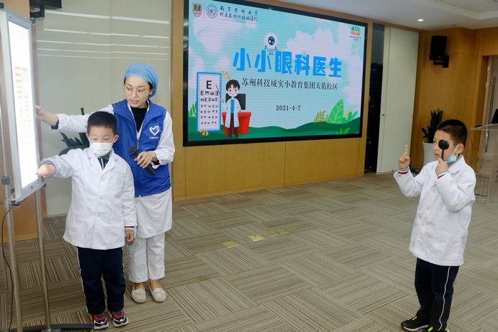 佑护心灵之窗 我院开展眼科医学体验活动 (1).JPG