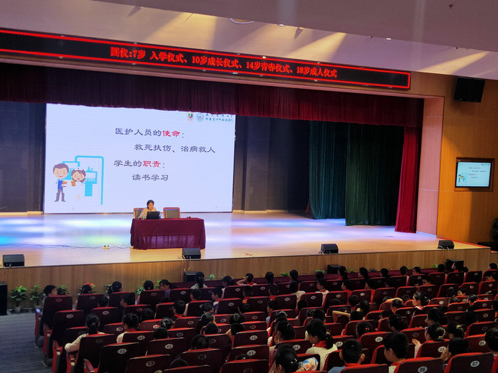 为了提高孩子们身体及心理防范意识，让孩子们更加健康快乐的成长，2021年5月12日上午，我院泌尿外科走进文昌实小为孩子们带来了“关爱健康，从我做起”的知识讲座。.jpg