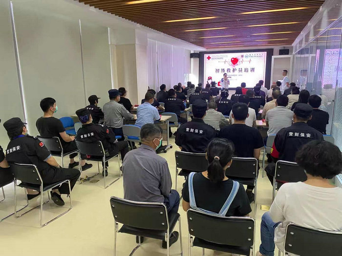 我院组织安保人员开展初级救护培训.jpeg