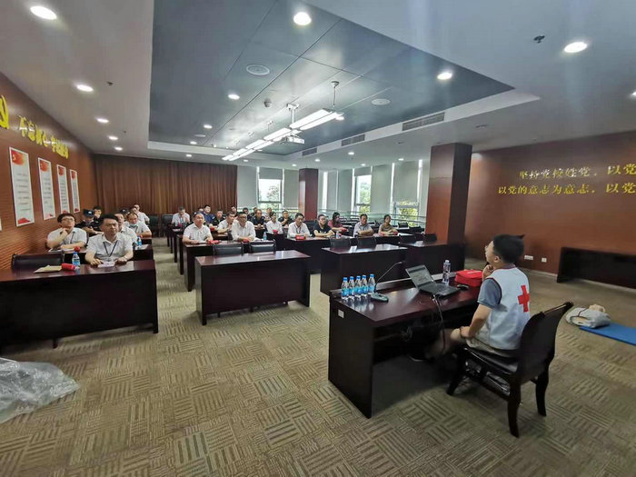 我院为高新区管委会后勤人员开展初级救护培训.jpeg