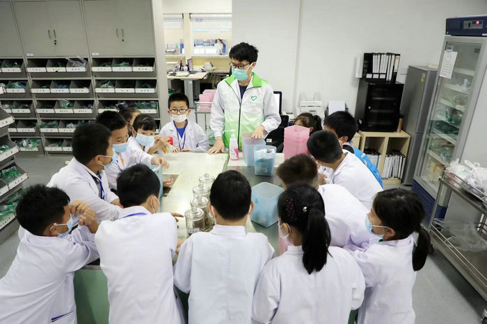 中国医院人文建设：党员、青年共建“百草千人”中医药科普项目_0002.jpeg