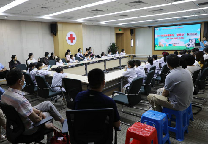 爱眼护眼从小做起！他们从医学体验中关注眼健康.JPG