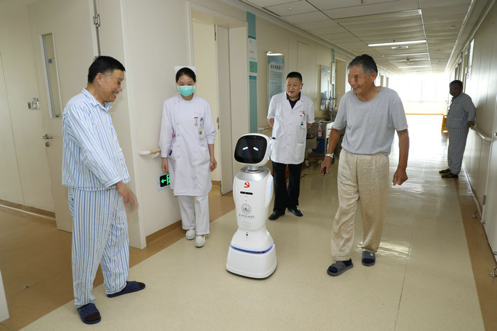 机器人医护助手 助力打造智慧科室.jpg