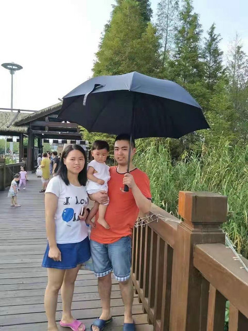 跟着护士妻子学急救，苏州一男青年马路边“救人一命”_0001.jpg