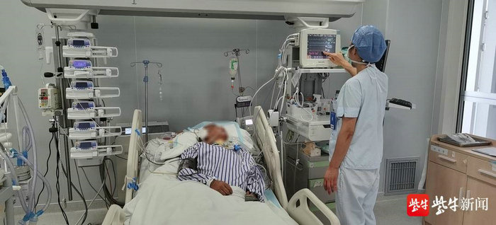 扬子晚报（紫牛新闻）：跟着护士妻子学急救，苏州一男青年马路边“救人一命”.jpg