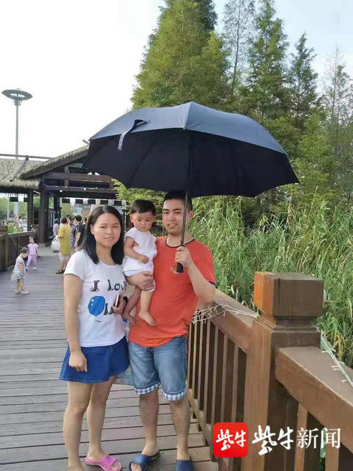 扬子晚报（紫牛新闻）：跟着护士妻子学急救，苏州一男青年马路边“救人一命”2.jpg
