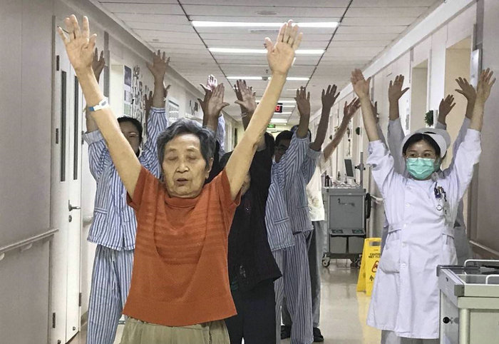 看苏州：施奶奶的保健操，医生、病友都在学！.jpg