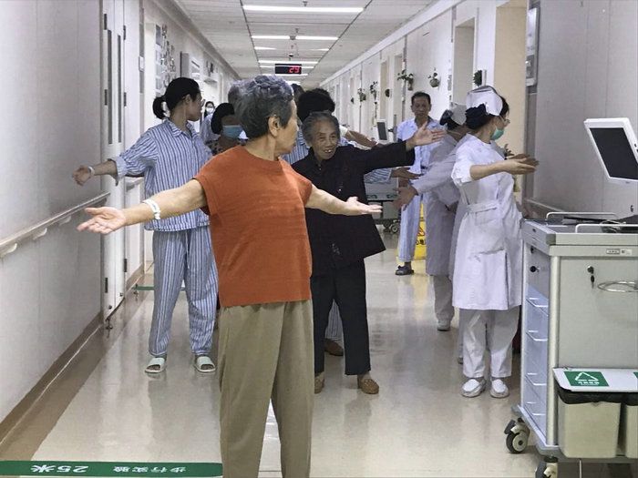 看苏州：施奶奶的保健操，医生、病友都在学！2.jpg