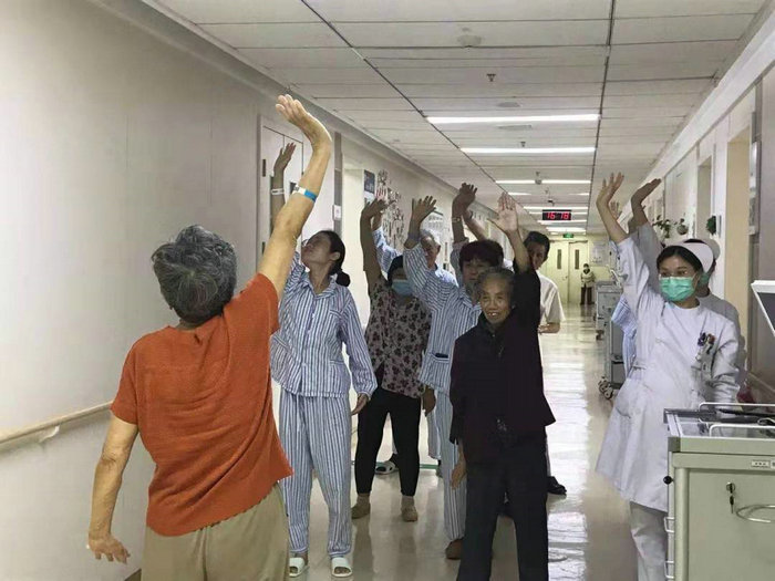 看苏州：施奶奶的保健操，医生、病友都在学！3.jpg