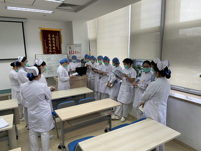 我院开展内科护士长现场管理示教交流活动.jpg