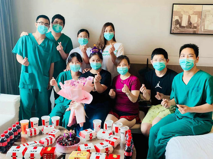青春无悔！准00后重症护士驰援南京过上特殊生日.jpg