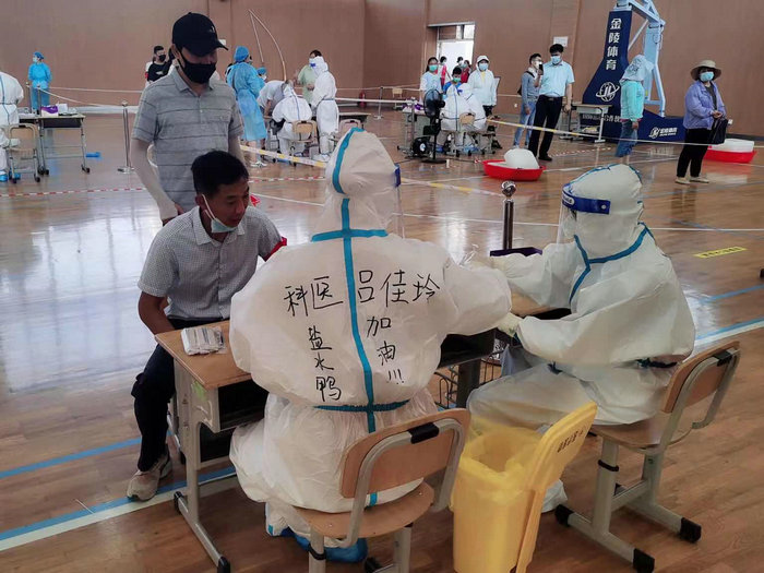青春无悔！准00后重症护士驰援南京过上特殊生日2.jpg