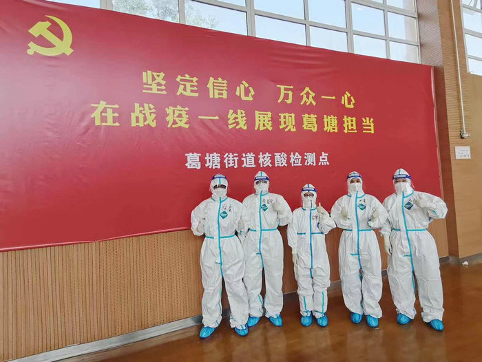 青春无悔！准00后重症护士驰援南京过上特殊生日3.jpg