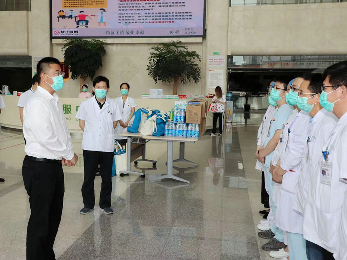 苏州高新区领导走访慰问我院防疫一线医务人员.jpeg
