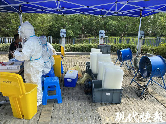 现代快报（ZAKER）：苏州女孩做完核酸采样不肯走：阿姨，我想给你们唱首歌2.jpg