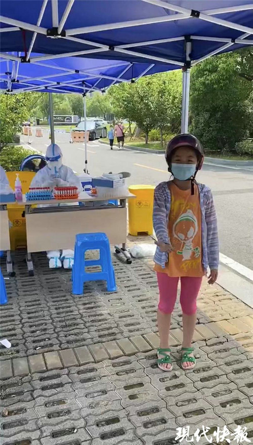 现代快报（ZAKER）：苏州女孩做完核酸采样不肯走：阿姨，我想给你们唱首歌5.jpg