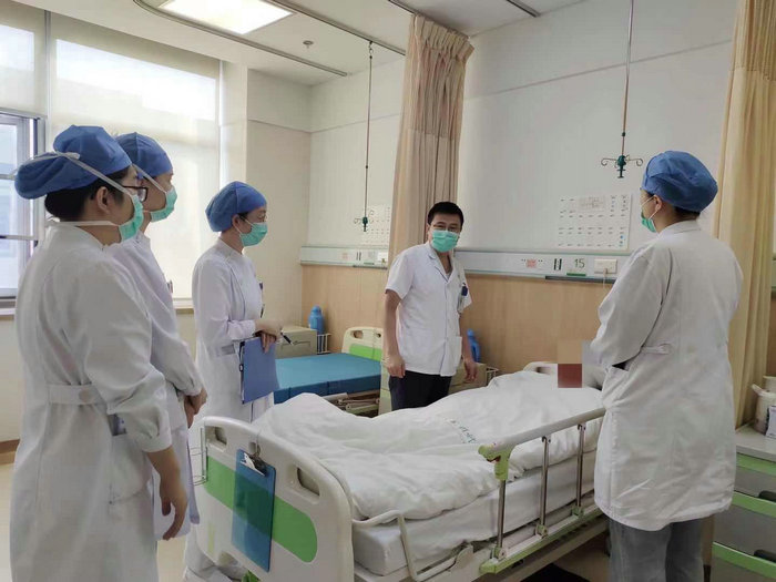 年轻女子高度近视，一查才知先天性双眼畸形.jpeg