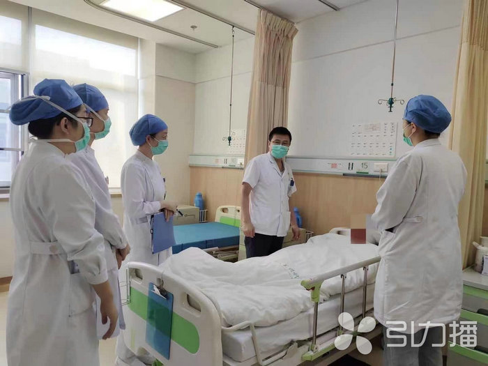 苏报集团（引力播）：年轻女子高度近视，竟是先天性双眼畸形.jpg