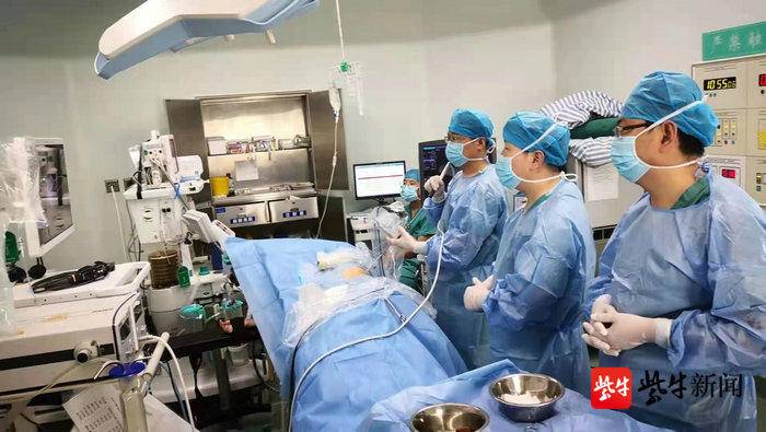 扬子晚报(紫牛新闻):输尿管结石导致脓毒血症,苏州一女子经历生死危急.jpg 扬子晚报(紫牛新闻):输尿管结石导致脓毒血症,苏州一女子经历生死危急.jpg