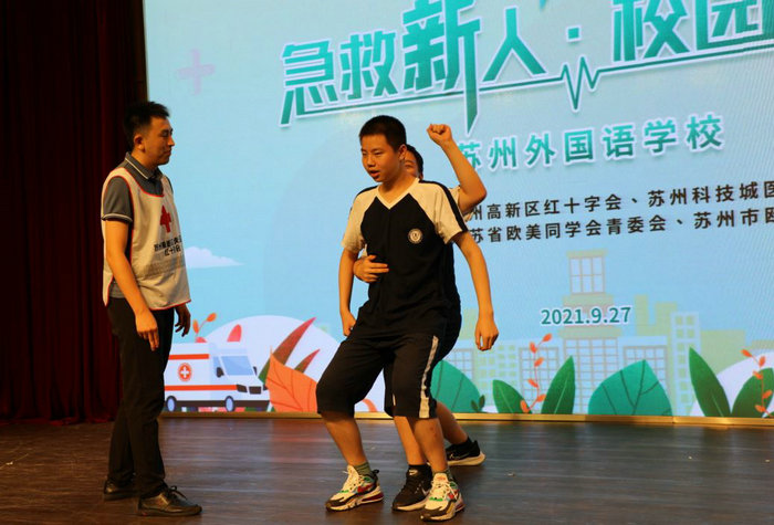 急救“新”人 苏州外国语学校（高中部）举办军训救护培训3.JPG