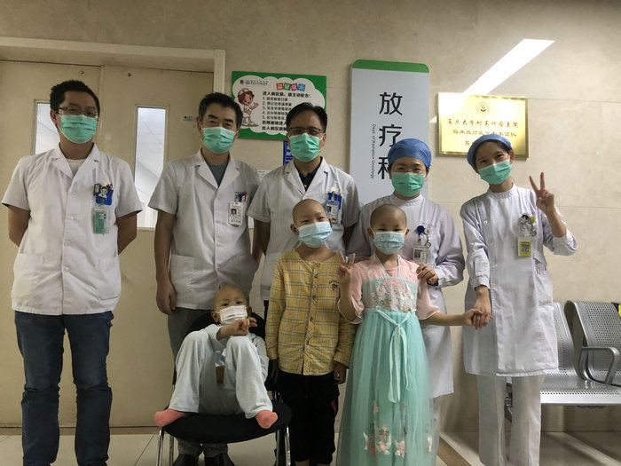 “我们都是最勇敢的宝宝”三孩同住病房 和谐医患情意浓.jpg