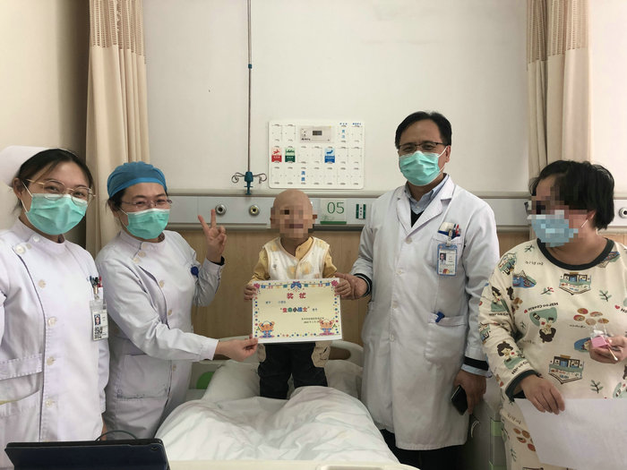 3岁男孩获赠“特殊荣誉”  曾历经15次放疗_1.jpg