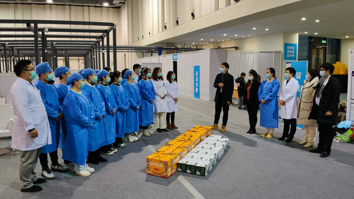 市、区欧美同学会慰问我院抗疫人员2.jpg