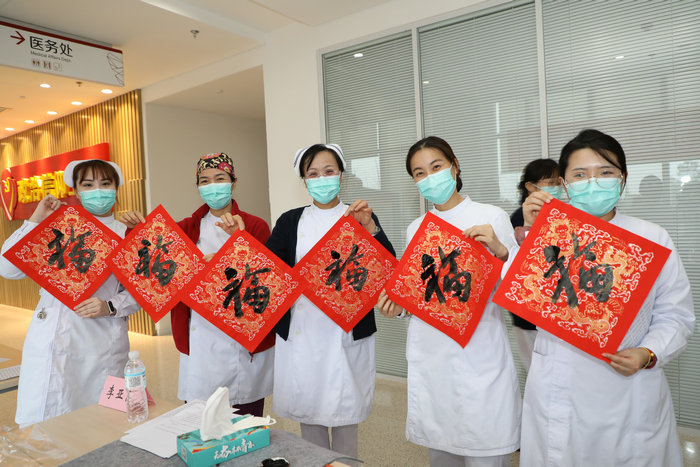 我院连续三年举办“迎春送福”写春联活动.jpg