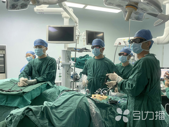 苏报集团（引力播）：医生戴3D眼镜做手术 立体感观让治疗更精准.jpg