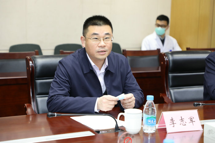 区领导慰问我院医护人员和高层次人才2.jpg