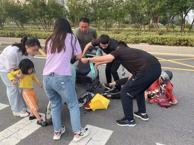 名城苏州：阿姨车祸受伤倒地后，两名90后挺身而出2.jpg